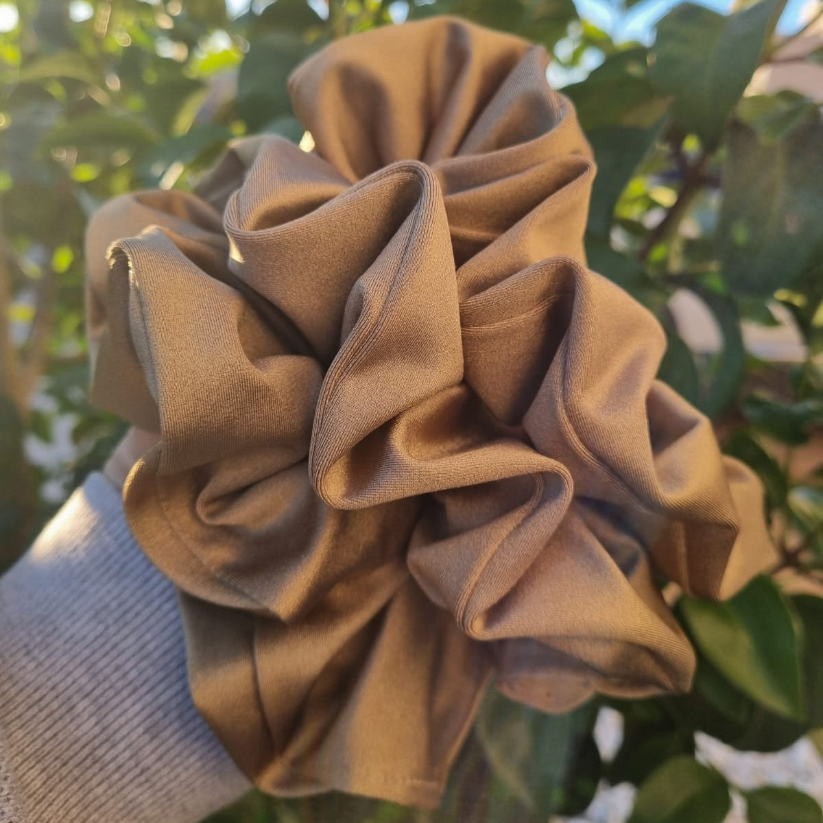 Scrunchie dorado brillo