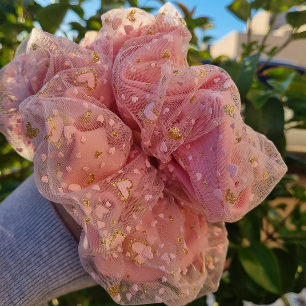 Scrunchie doble rosa corazones