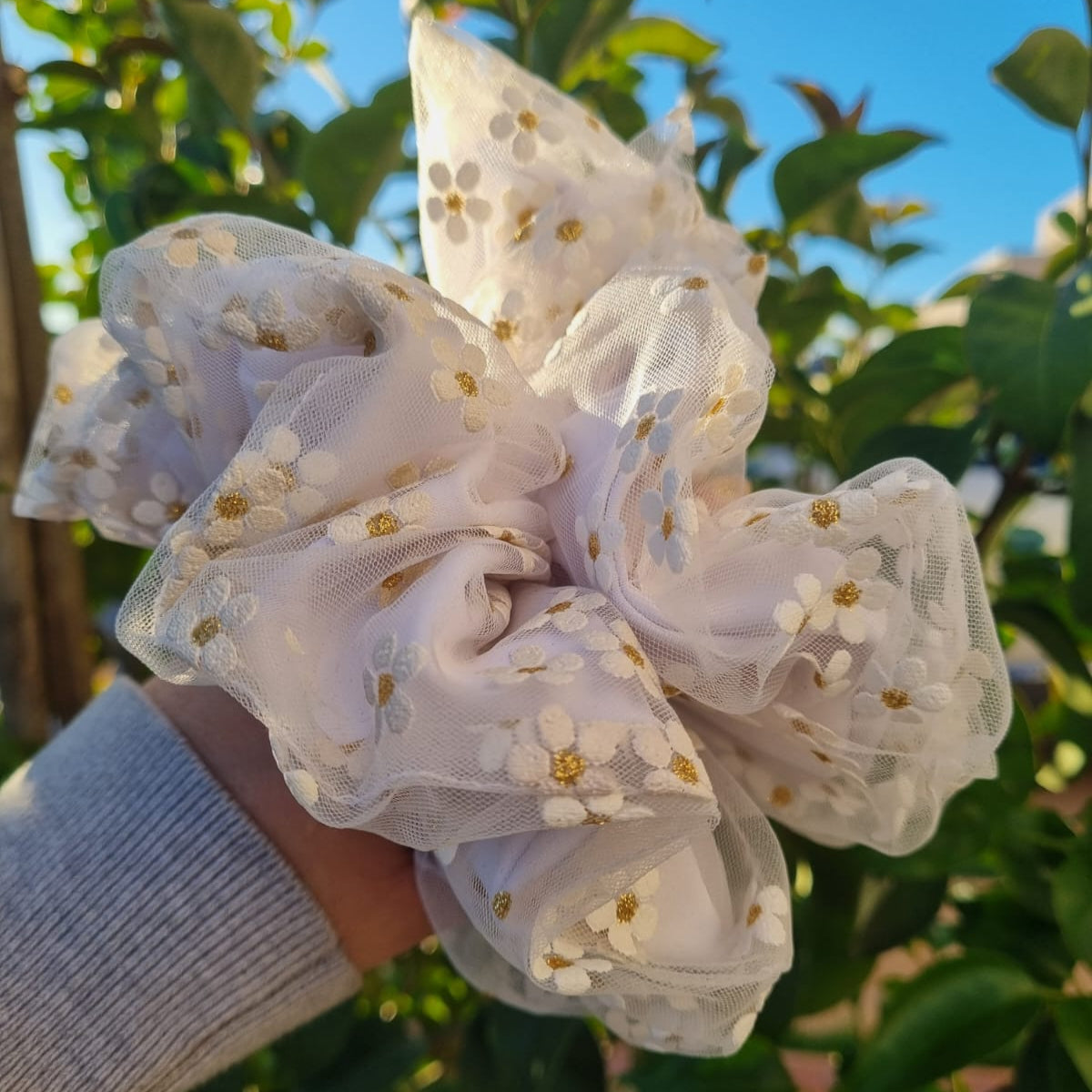 Scrunchie doble blanco flores