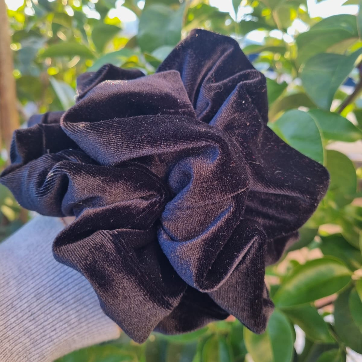 Scrunchie negro terciopelo
