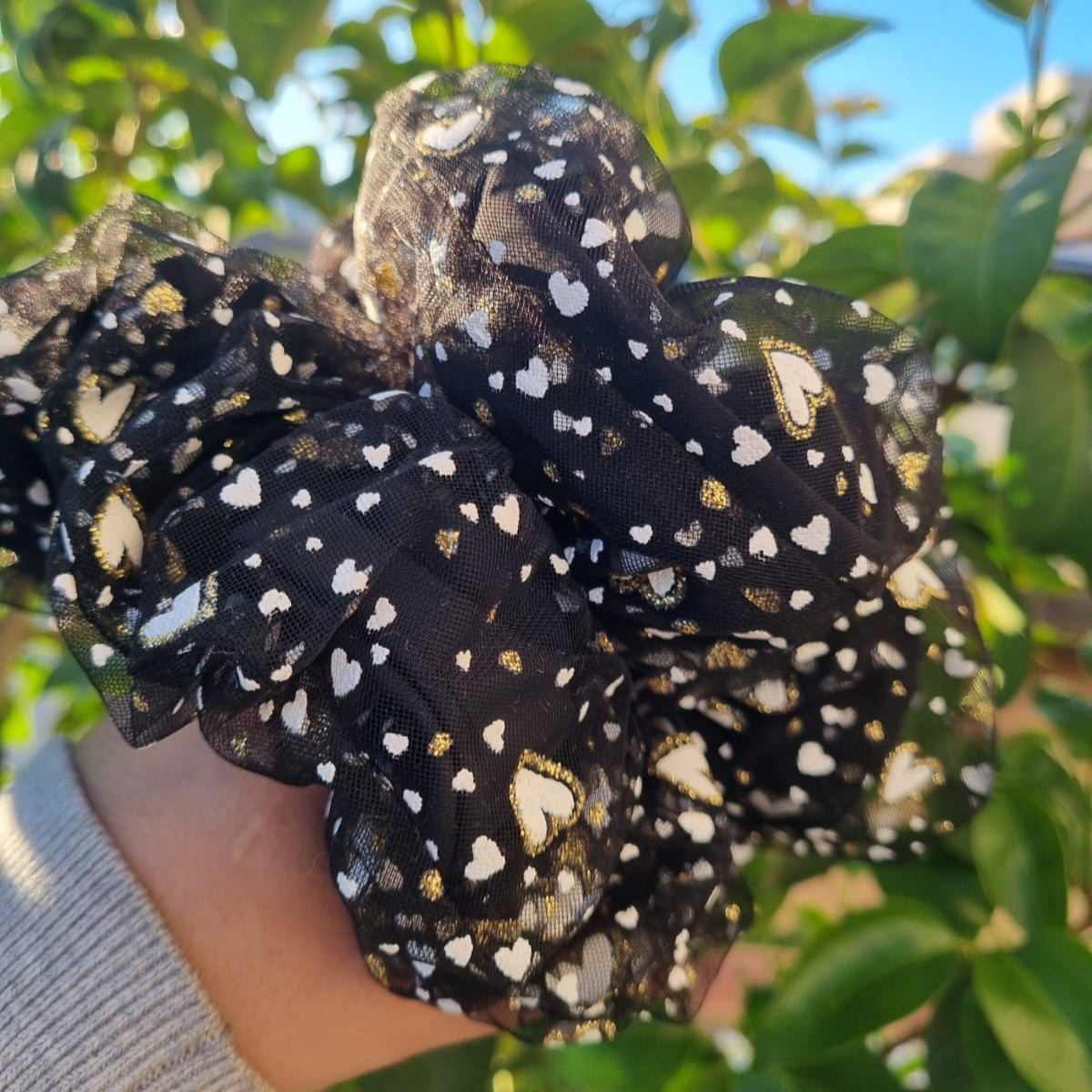 Scrunchie doble negro corazones