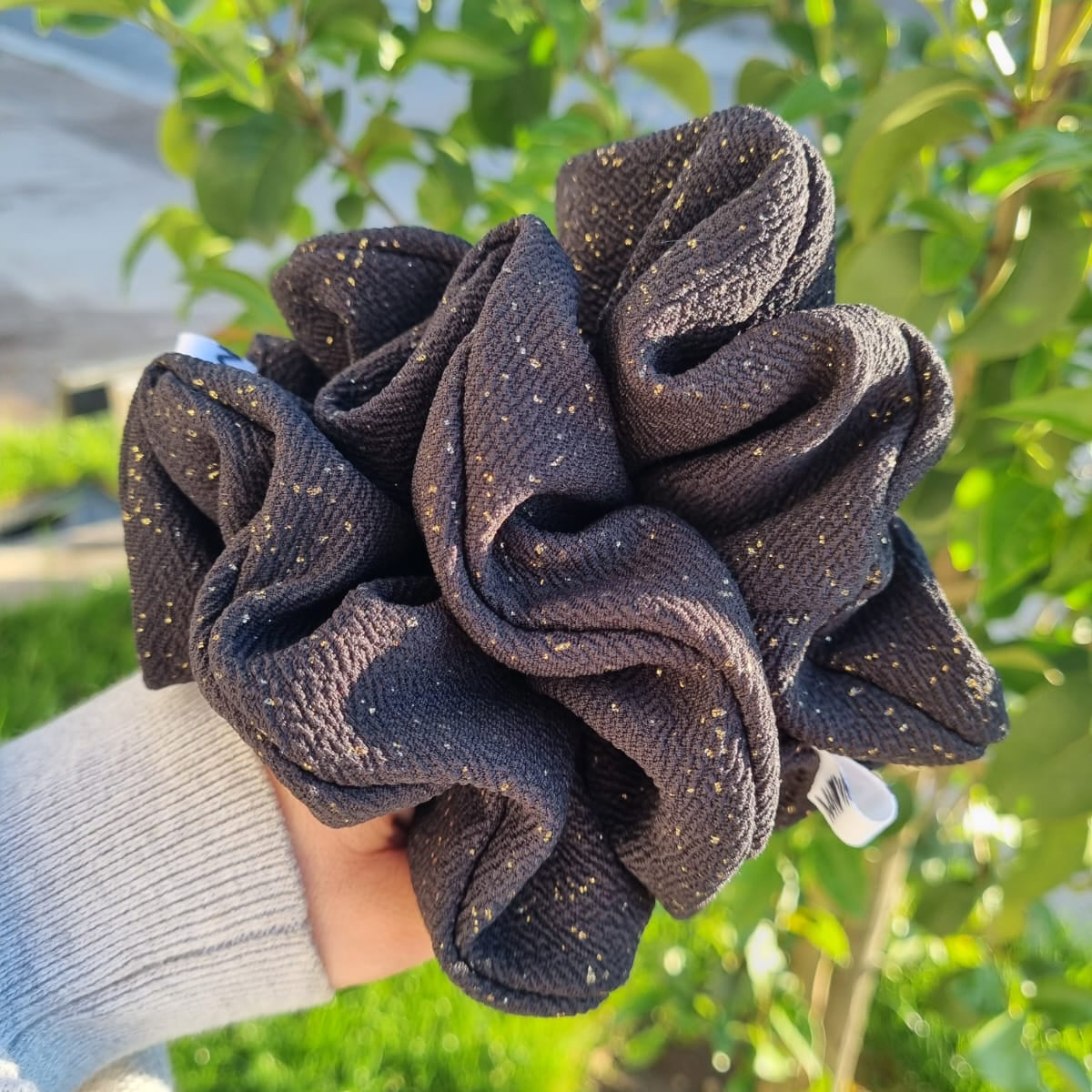 Scrunchie negro con pintas doradas